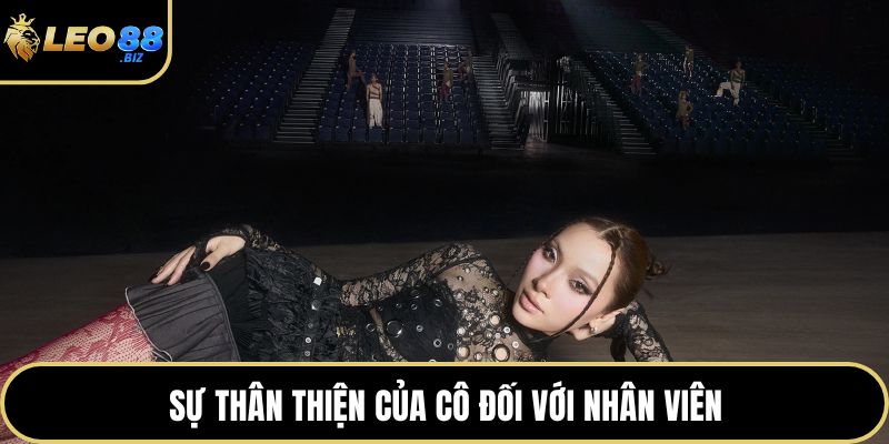 Sự thân thiện của cô đối với nhân viên